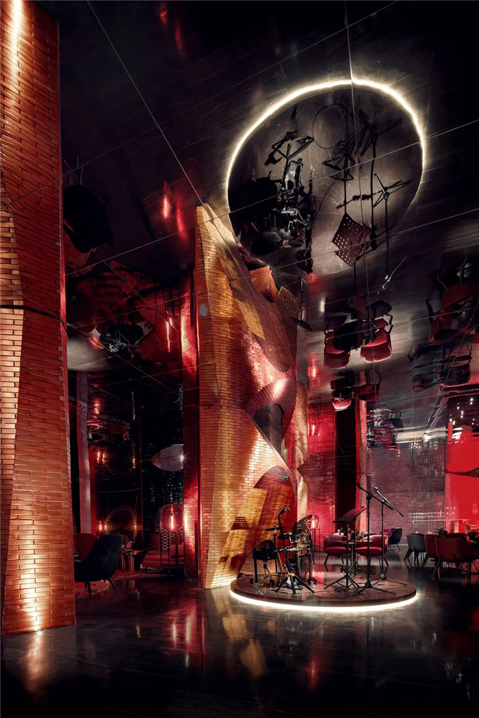 在復(fù)古中創(chuàng)新的The Linow創(chuàng)意精品酒店酒吧舞臺區(qū)設(shè)計實(shí)景圖