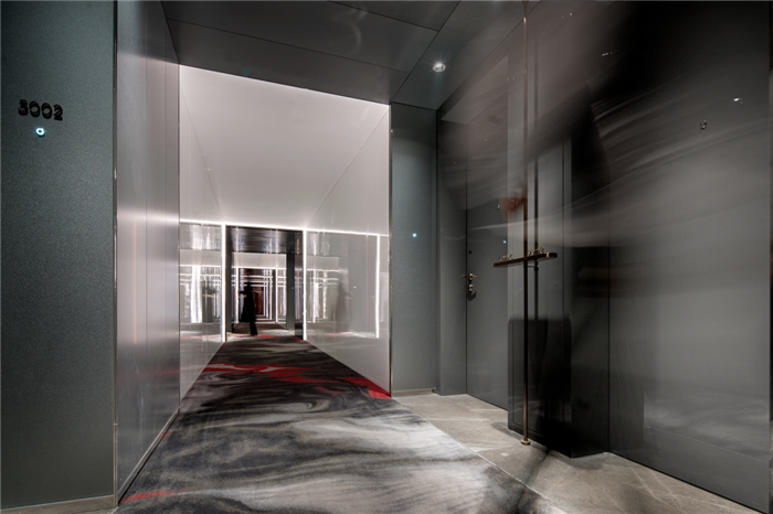 在復(fù)古中創(chuàng)新的The Linow創(chuàng)意精品酒店客房走廊設(shè)計實(shí)景圖