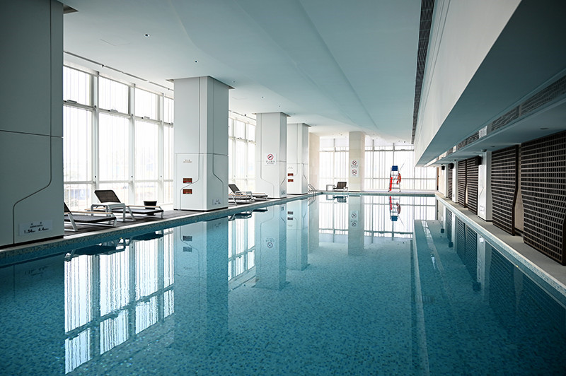 酒店泳池設(shè)計(jì)-皇冠假日酒店首家時(shí)尚年輕化五星級酒店設(shè)計(jì)賞析