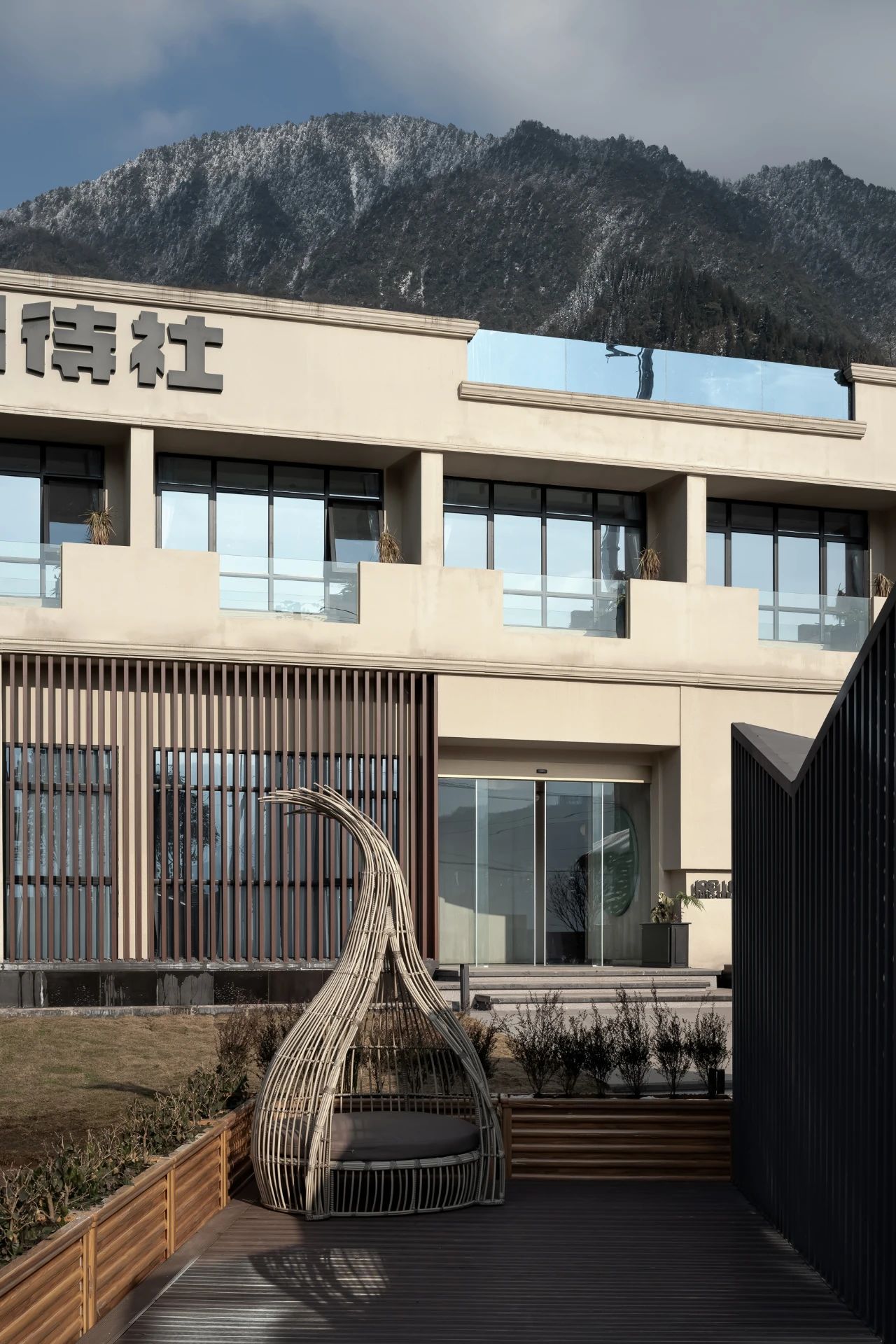 自然與人文融合的龍蒼溝108招待社酒店設計