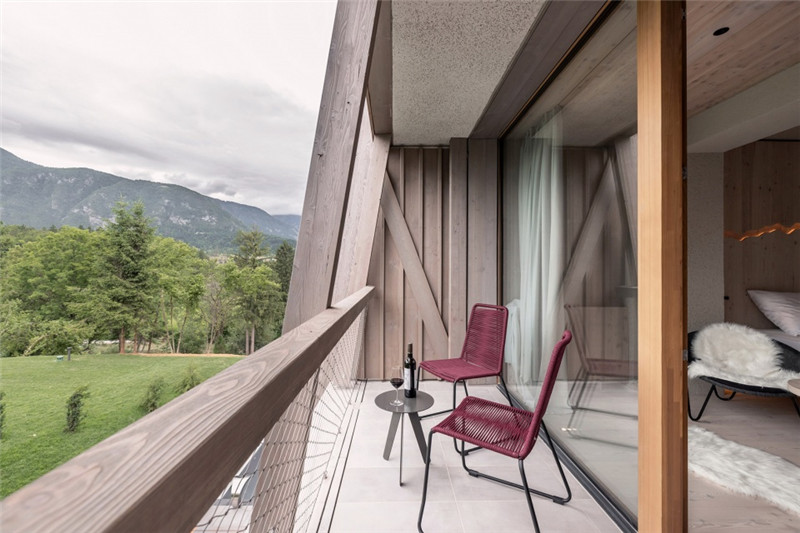 客房露臺設計-連接本土文化與創(chuàng)意的BOHINJ酒店翻新改造設計方案