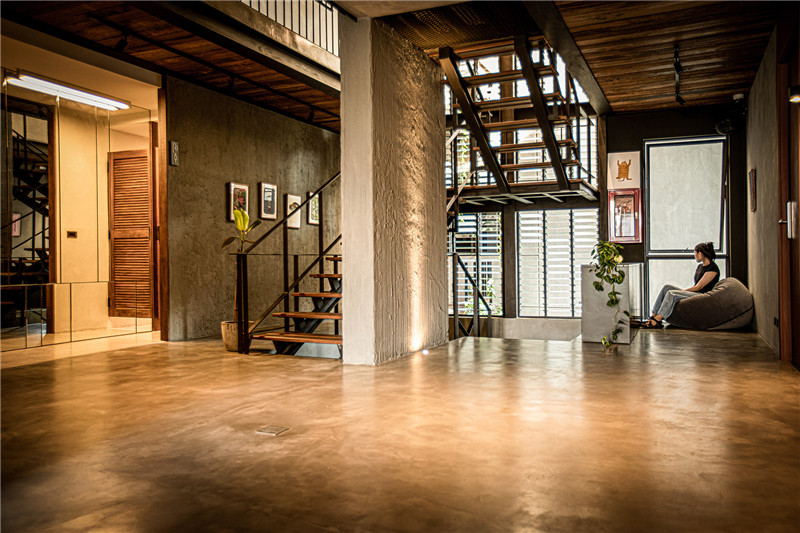 曼谷TAMNI工業(yè)風(fēng)青年旅舍改造設(shè)計方案