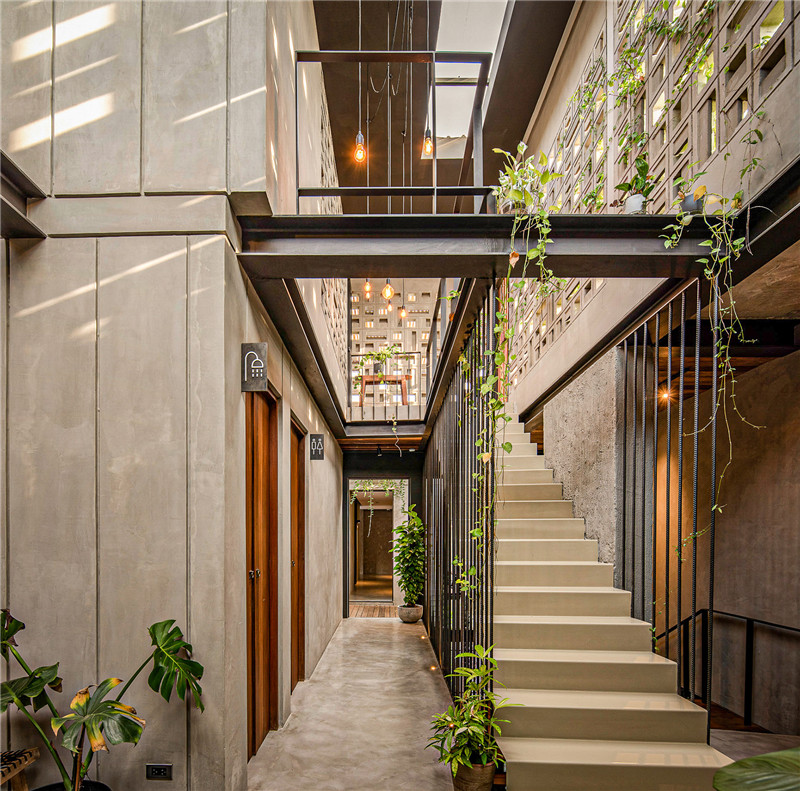 曼谷TAMNI工業(yè)風(fēng)青年旅舍改造設(shè)計方案