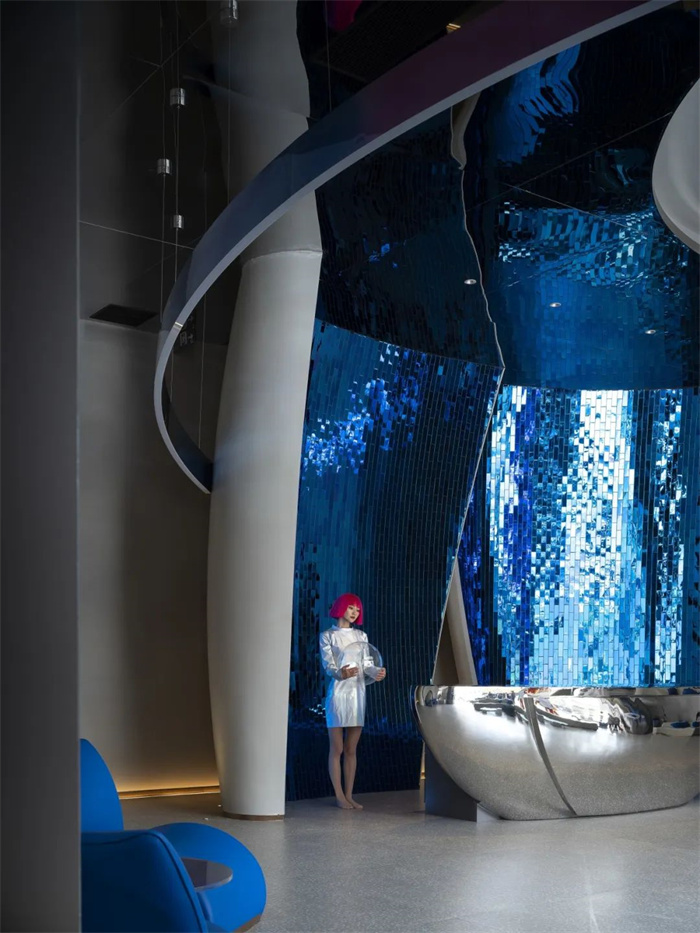 迎合年輕人的太空宇宙未來湯泉生活館設(shè)計案例